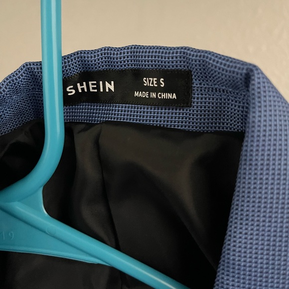 My lighting does not show the true blue but the stock photo does - Picture 4 of 4